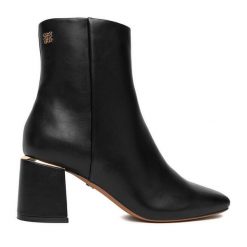 Botki Nine West. Czarne botki Nine West, bez wzorów, bez obcasa, na słupku, bez zapięcia. Za 279.99 zł.