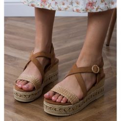 Brązowe sandały espadryle na koturnie. Brązowe sandały bez wzorów, z tworzywa sztucznego, z okrągłym noskiem, bez obcasa, na koturnie, bez zapięcia. Za 96.19 zł.