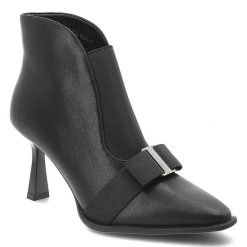Botki damskie D&A by S.Barski o eleganckim fasonie ze smukłym noskiem ozdobną kokardą i wysokim obcasem typu szpilka czarne, JC62-1028 Black. Czarne botki S.BARSKI, bez wzorów, ze szpiczastym noskiem, bez obcasa, na obcasie, bez zapięcia. Za 259.00 zł.