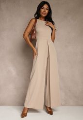 Beżowy Taliowany Kombinezon Ozdobiony Zakładkami Berinola. Brązowe sukienki Renee, l, bez wzorów, eleganckie, bez kołnierzyka, bez ramiączek, oversize. Za 149.99 zł.
