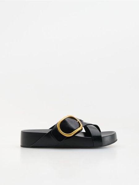 Klapki z klamrą - czarny. Czarne klapki Reserved, bez wzorów, ze skóry, bez obcasa. Za 149.99 zł.