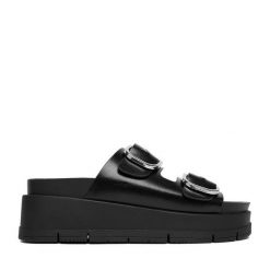 Klapki DeeZee. Czarne klapki DeeZee, bez wzorów, bez obcasa. Za 149.99 zł.