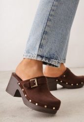 Ciemnobrązowe Klapki Chodaki na Słupku z Cholewką z Nitami i Paskiem z Klamerką Jinnor. Brązowe klapki Renee, w ażurowe wzory, bez obcasa, na obcasie. Za 109.99 zł.