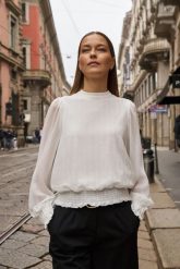 Koszula z bufiastymi rękawami biała. Białe koszule MOODO, bez wzorów, z poliesteru, bez kołnierzyka, bez ramiączek. Za 139.99 zł.