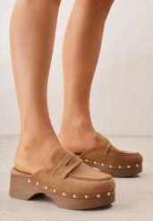 Jasnobrązowe Klapki Drewniaki w Stylu Mokasynów z Nitami Hanaria. Brązowe klapki Born2be, z aplikacjami, z jeansu, bez obcasa, na obcasie. Za 89.99 zł.