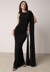 Czarna Koktajlowa Sukienka Zdobiona Wszytym Szalem i Elegancką Broszką Cezarie. Czarne sukienki Born2be, na imprezę, l, z aplikacjami, eleganckie, bez kołnierzyka, bez ramiączek, maxi, kopertowe. Za 199.99 zł.