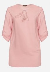 Różowa Wiązana Tunika Ozdobiona Troczkami Eviras. Czerwone tuniki Born2be, na co dzień, xl, z aplikacjami, z jeansu, eleganckie, bez kołnierzyka, bez ramiączek. Za 44.99 zł.