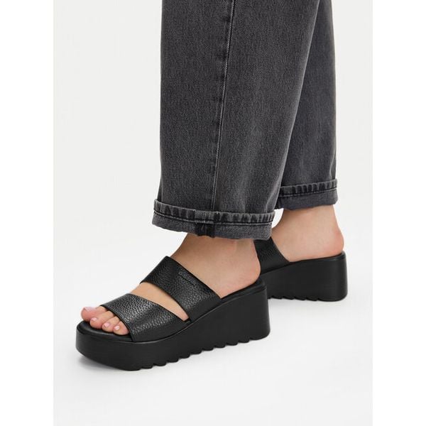 Klapki G-Star. Czarne klapki G-Star, bez wzorów, bez obcasa. Za 149.99 zł.