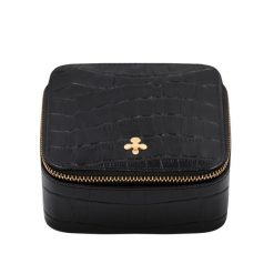 Szkatułka czarny krokodyl. Czarne torebki klasyczne Lilou, bez wzorów, ze skóry, z tłoczeniem, bez dodatków. Za 349.00 zł.