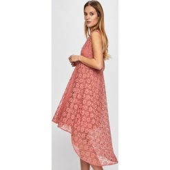 Answear - Sukienka Secret Garden. Czerwone sukienki ANSWEAR, na co dzień, m, bez wzorów, z koronki, casualowe, z asymetrycznym kołnierzem, bez ramiączek, mini, asymetryczne. W wyprzedaży za 79.90 zł.