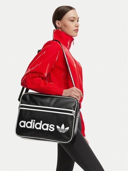 Adidas Torebka JW3346 Czarny. Czarne listonoszki Adidas, bez wzorów, ze skóry, bez dodatków. Za 200.99 zł.