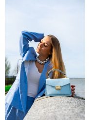 Victor & Hugo Paris Skórzana torebka "Leah" w kolorze błękitnym - 18,5 x 12,5 x 6 cm rozmiar: onesize. Niebieskie torby na ramię Victor & Hugo Paris, bez wzorów, z materiału, przez ramię, bez dodatków. Za 239.99 zł.