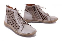 MANITU 960292-08 beige, trzewiki damskie. Brązowe botki Manitu, w ażurowe wzory, ze skóry, bez obcasa, bez zapięcia. Za 394.90 zł.