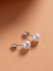Lodie Silver Kolczyki-wkrętki z perłami syntetycznymi rozmiar: onesize. Białe kolczyki Lodie Silver, z perłą, metalowe. Za 47.95 zł.
