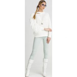 SWETER Patrizia Pepe. Białe swetry Patrizia Pepe, l, z aplikacjami, ze splotem, bez ramiączek. Za 683.40 zł.