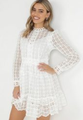 Biała Koronkowa Sukienka Mini z Falbanką Kamari. Białe sukienki Born2be, na lato, m, bez wzorów, z koronki, bez kołnierzyka, bez ramiączek, mini. Za 189.99 zł.