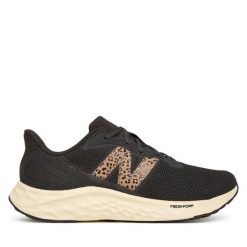Buty do biegania New Balance. Czarne obuwie sportowe New Balance, bez zapięcia, do biegania. Za 379.99 zł.