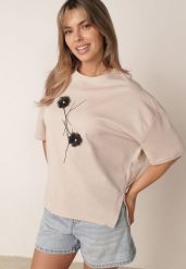 Jasnobeżowy T-shirt z Wiskozy z Perełkami i Kwiatami 3D Rossalie. Brązowe t-shirty Born2be, l, bez wzorów, z jeansu, bez kołnierzyka, bez ramiączek. Za 79.99 zł.
