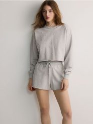 Krótka bluza z aplikacjami - jasnoszary. Szare bluzy Reserved, l, z aplikacjami, z bawełny, bez kaptura. W wyprzedaży za 49.99 zł.