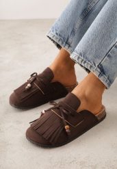 Brązowe Płaskie Klapki Mule Zdobione Frędzlami i Kokardką z Koralikami Petlame. Brązowe klapki Born2be, z aplikacjami, z jeansu, bez obcasa, na płaskiej podeszwie. Za 79.99 zł.