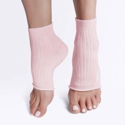 Skarpetki Joy in me On/Off the mat socks - pudrowy róż. Czerwone skarpety Joy in me, bez wzorów. Za 34.99 zł.