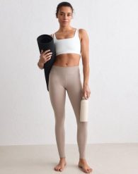Damskie legginsy szczotkowane, średni stan, pełnej długości Sense ciemna glina. Brązowe legginsy AIM'N, s, bez wzorów, z elastanu. Za 297.00 zł.