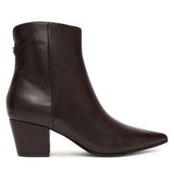 Botki Guess. Brązowe botki Guess, z aplikacjami, bez obcasa, na słupku, bez zapięcia. Za 899.99 zł.