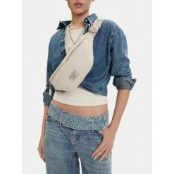 Torebka Guess Jeans. Białe torebki klasyczne Guess Jeans, z aplikacjami, z jeansu, bez dodatków. Za 99.99 zł.