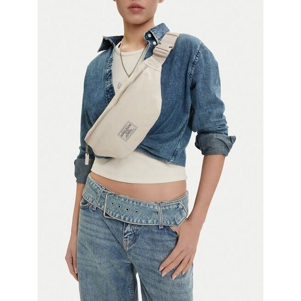 Torebka Guess Jeans. Białe torebki klasyczne Guess Jeans, z aplikacjami, z jeansu, bez dodatków. Za 99.99 zł.