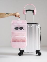 Wisząca kosmetyczka podróżna - różowy. Czerwone kufry i kosmetyczki Sinsay, bez wzorów, bez dodatków. Za 17.99 zł.