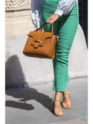 Victor & Hugo Paris Skórzana torebka "Ariel" w kolorze karmelowym - 26,5 x 23 x 8 cm rozmiar: onesize. Brązowe torby na ramię Victor & Hugo Paris, bez wzorów, z materiału, przez ramię, bez dodatków. Za 304.99 zł.