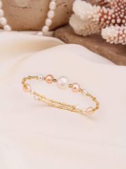 Pierres de Jade Pozłacana bransoletka z perłami rozmiar: onesize. Białe bransoletki Pierres de Jade, z perłą, pozłacane. Za 82.64 zł.