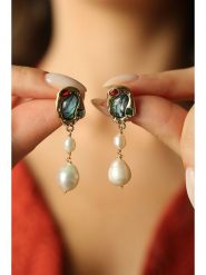 L'Atelier de Gaia Pozłacane kolczyki z perłami i masą perłową rozmiar: onesize. Białe kolczyki L'Atelier de Gaia, z perłą, pozłacane. Za 60.99 zł.