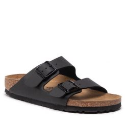 Klapki Birkenstock. Czarne klapki Birkenstock, bez wzorów, bez obcasa. Za 399.99 zł.
