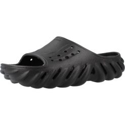 Klapki Crocs Model Echo Slide Kolor Czarny. Czarne klapki Crocs, bez wzorów, z gumy, bez obcasa. W wyprzedaży za 209.00 zł.