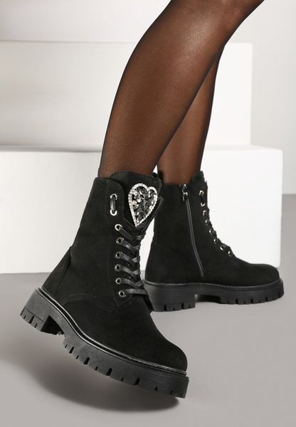Czarne Płaskie Sznurowane Botki w Stylu Workerów z Metalową Aplikacją Savanelith. Czarne botki Born2be, z aplikacjami, z jeansu, bez obcasa, na obcasie, bez zapięcia. Za 114.99 zł.