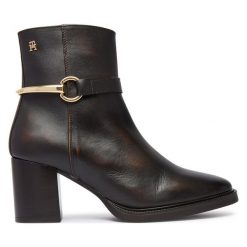 Botki Tommy Hilfiger. Brązowe botki TOMMY HILFIGER, bez wzorów, bez obcasa, na słupku, bez zapięcia. Za 849.99 zł.