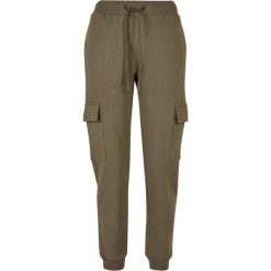 Damski strój do joggingu typu cargo Urban Classics. Zielone spodnie dresowe Urban Classics, bez wzorów, do biegania. Za 214.00 zł.