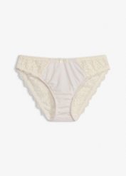 Figi z delikatną koronką. Białe figi bonprix, bez wzorów, z koronki. Za 39.99 zł.