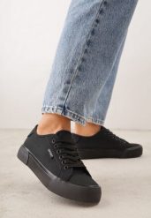 Czarne Trampki VICES Ozdobione Napisem Riovanne. Czarne trampki Born2be, bez wzorów, bez zapięcia. Za 69.99 zł.