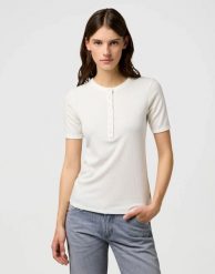 DAMSKA KOSZULKA WRANGLER FEMME KNIT HENLEY WORN WHITE 112370743. Białe bluzki Wrangler, m, bez wzorów, bez kołnierzyka, bez ramiączek. Za 89.99 zł.