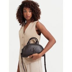 Torebka Calvin Klein. Brązowe torebki klasyczne Calvin Klein, bez wzorów, bez dodatków. Za 409.99 zł.