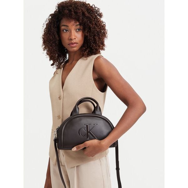 Torebka Calvin Klein. Brązowe torebki klasyczne Calvin Klein, bez wzorów, bez dodatków. Za 409.99 zł.