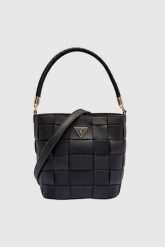 GUESS Czarna torebka damska Maylee Bucket. Czarne torebki klasyczne Guess, z aplikacjami, ze skóry ekologicznej, bez dodatków. W wyprzedaży za 487.99 zł.
