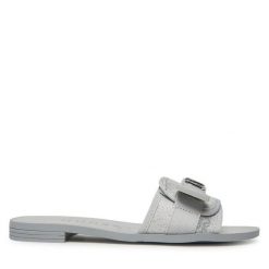 Klapki Guess. Szare klapki Guess, z aplikacjami, bez obcasa. Za 309.99 zł.