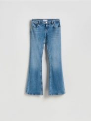 Jeansy flare z niskim stanem - niebieski. Niebieskie jeansy Reserved, bez wzorów, z obniżonym stanem. Za 159.99 zł.