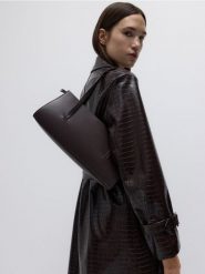 Skórzana torebka na ramię - ciemnobrązowy. Brązowe torby na ramię Reserved, bez wzorów, ze skóry, na ramię, bez dodatków. W wyprzedaży za 179.99 zł.