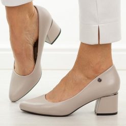 Szare czółenka damskie na obacasie Vinceza 62292. Szare czółenka VINCEZA, bez wzorów, ze skóry, bez obcasa, na obcasie, bez zapięcia. Za 179.00 zł.