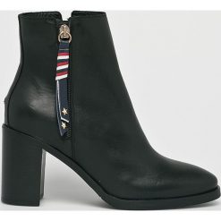 Tommy Hilfiger - Botki. Czarne botki TOMMY HILFIGER, bez wzorów, z materiału, z okrągłym noskiem, bez obcasa, na obcasie, bez zapięcia. W wyprzedaży za 599.90 zł.