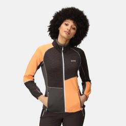 Yare VIII Regatta damski turystyczny softshell. Czarne kurtki sportowe Regatta, l, bez wzorów, z softshellu, bez kaptura, trekkingowe. W wyprzedaży za 129.99 zł.